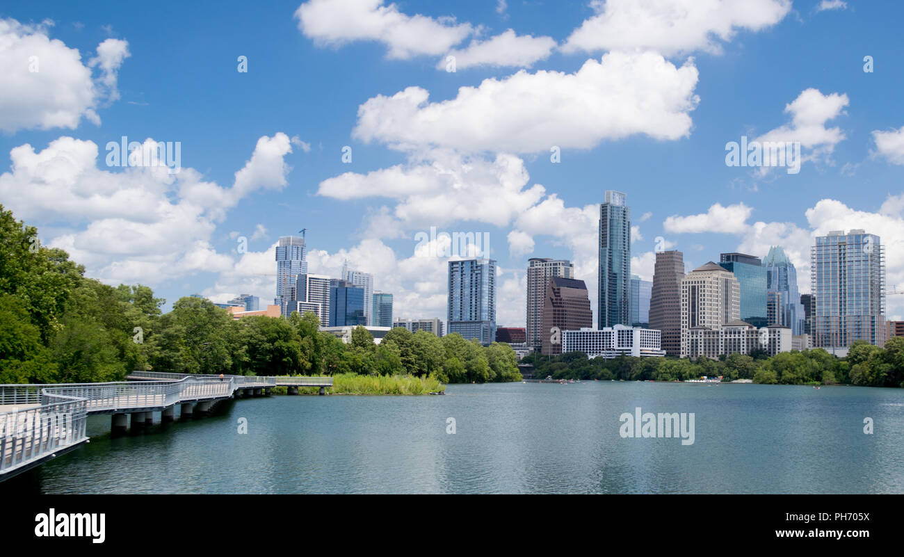 Ein Blick auf die wachsende Skyline von Downtown Austin, Texas, als von der Promenade entlang den Ufern von Lady Bird Lake an einem hellen Sommertag gesehen Stockfoto