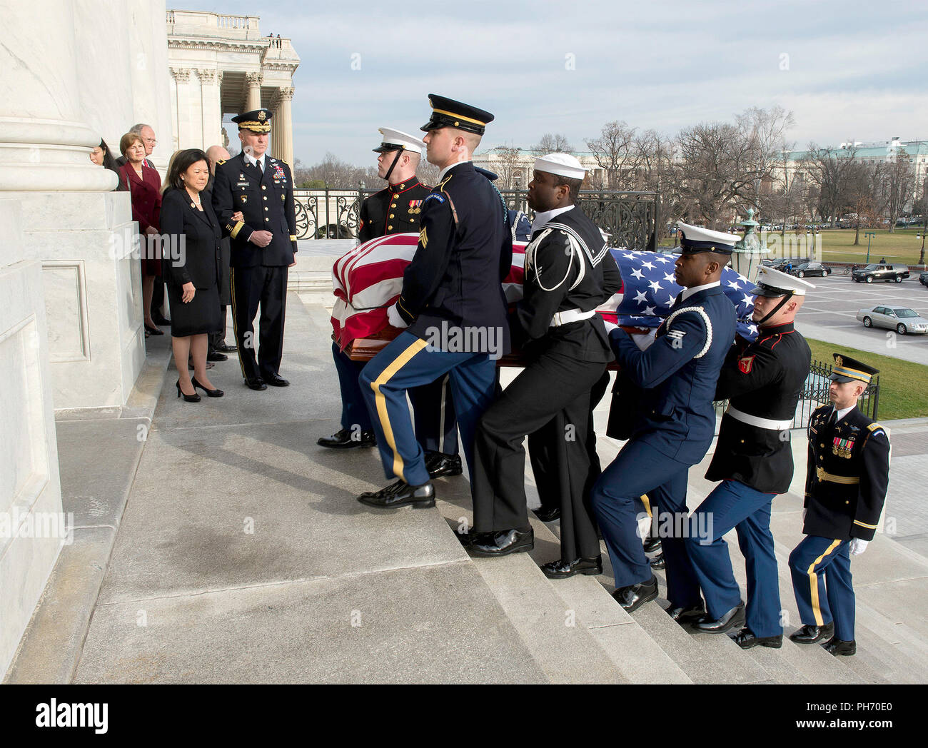 Senator Daniel Inouye K. wird im Zustand im Capitol Rotunde am Donnerstag, Dezember 20. Eintrag für die Anzeigen, die am Donnerstag von 12.00 bis 20.00 Uhr in Anspruch nehmen, ist durch das Capitol Visitor Center. Stockfoto