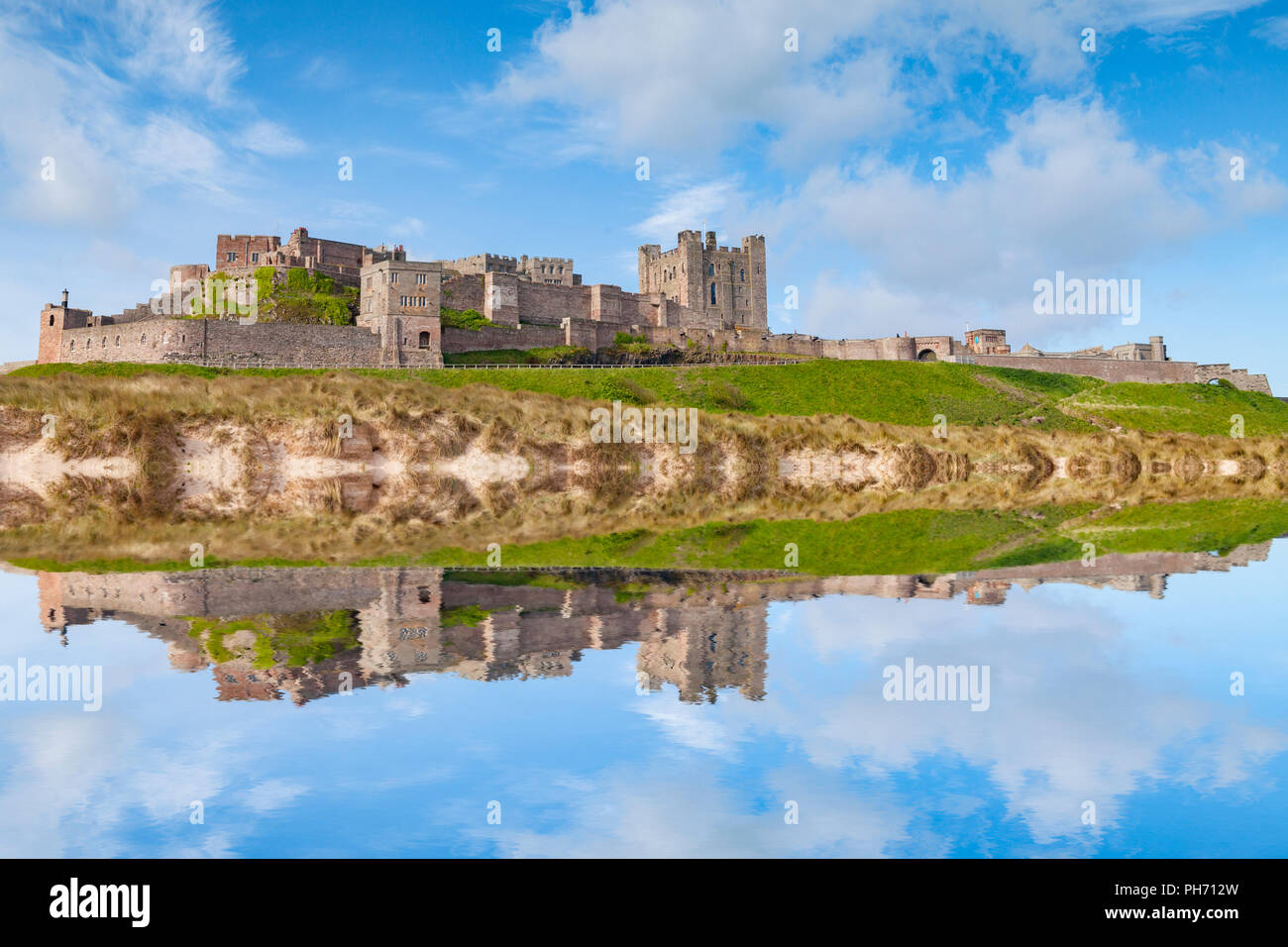 Bamburgh Castle, Northumberland, bei Flut - Photoshop Effekt. Stockfoto