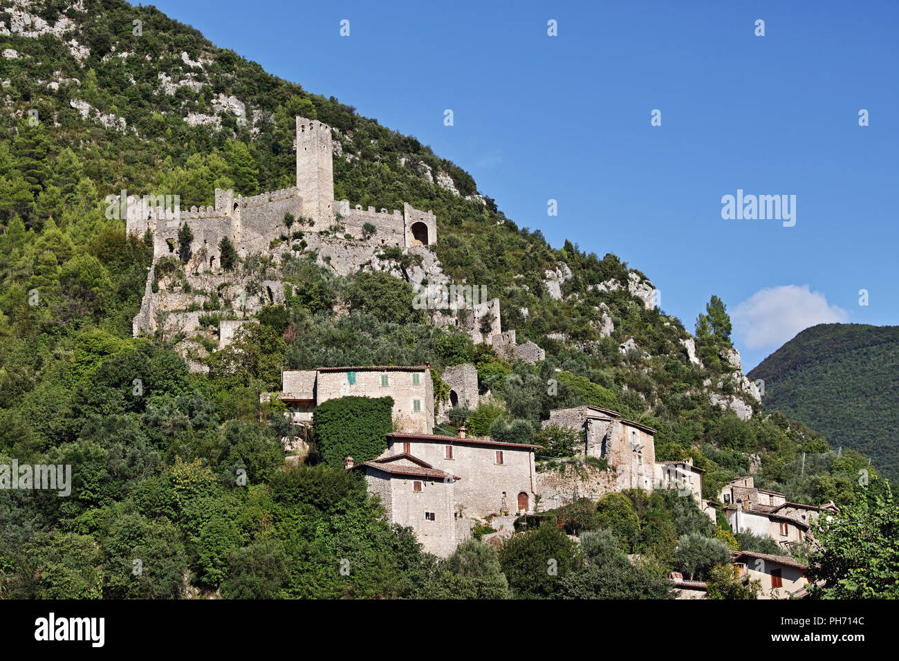 Die Ruinen der Festung Precetto, einer von zwei Festungen von Ferentillo, Valnerina, Terni, Umbrien, Italien Stockfoto