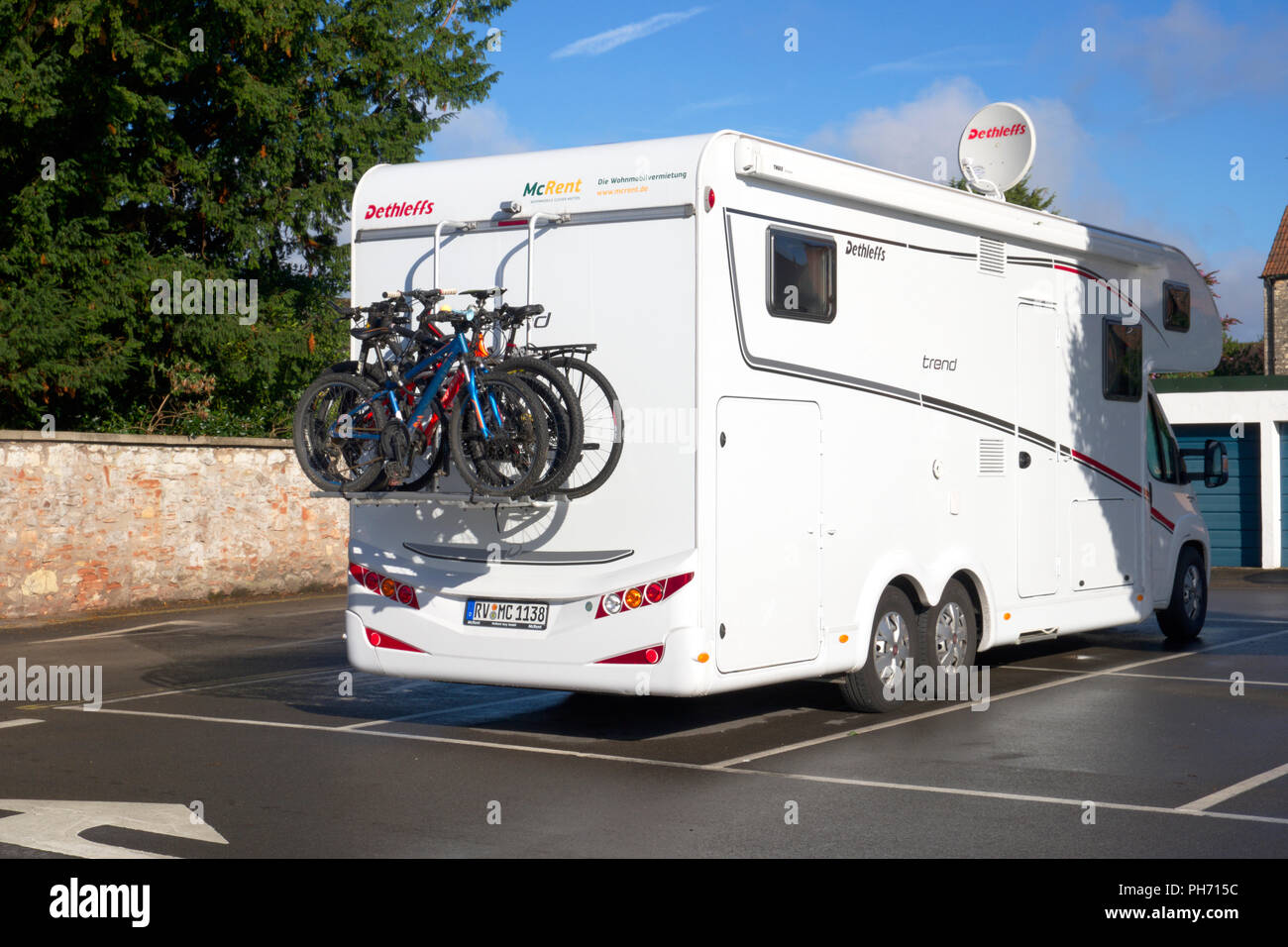 Urlaub Wohnmobil mit Fahrrädern auf dem Parkplatz in Wells, Somerset, Großbritannien Stockfoto