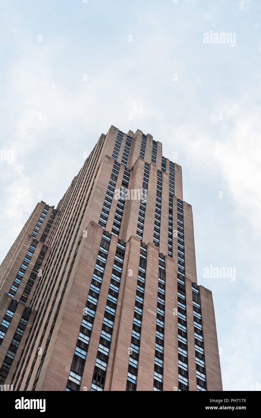 New York City, USA - 21. Juni 2018: das Rockefeller Center Wolkenkratzer. Low Angle View. Die Oberseite des Rock Observation Deck ist auf dem Dach des t entfernt Stockfoto