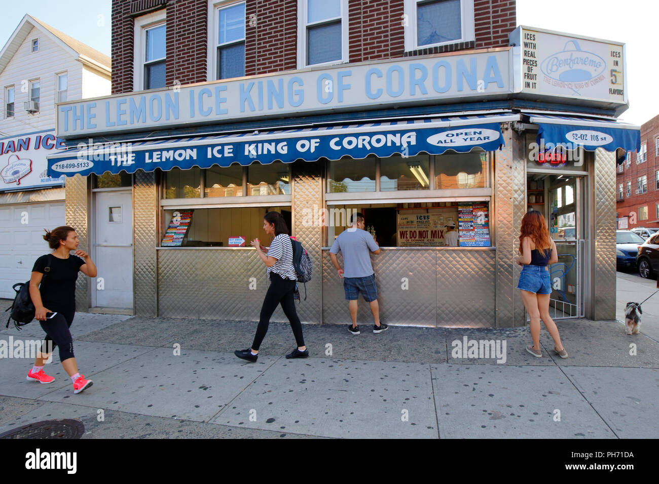 The Lemon Ice King of Corona, 52-02 108. St, Queens, New York. NYC-Schaufensterfoto eines italienischen Eisladens im Viertel Corona. Stockfoto