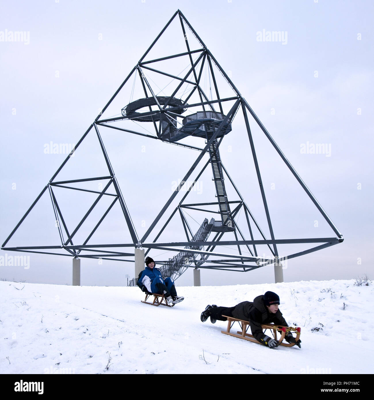 Tetraeder, ein tetraeder als Kunstwerk in Bottrop. Stockfoto