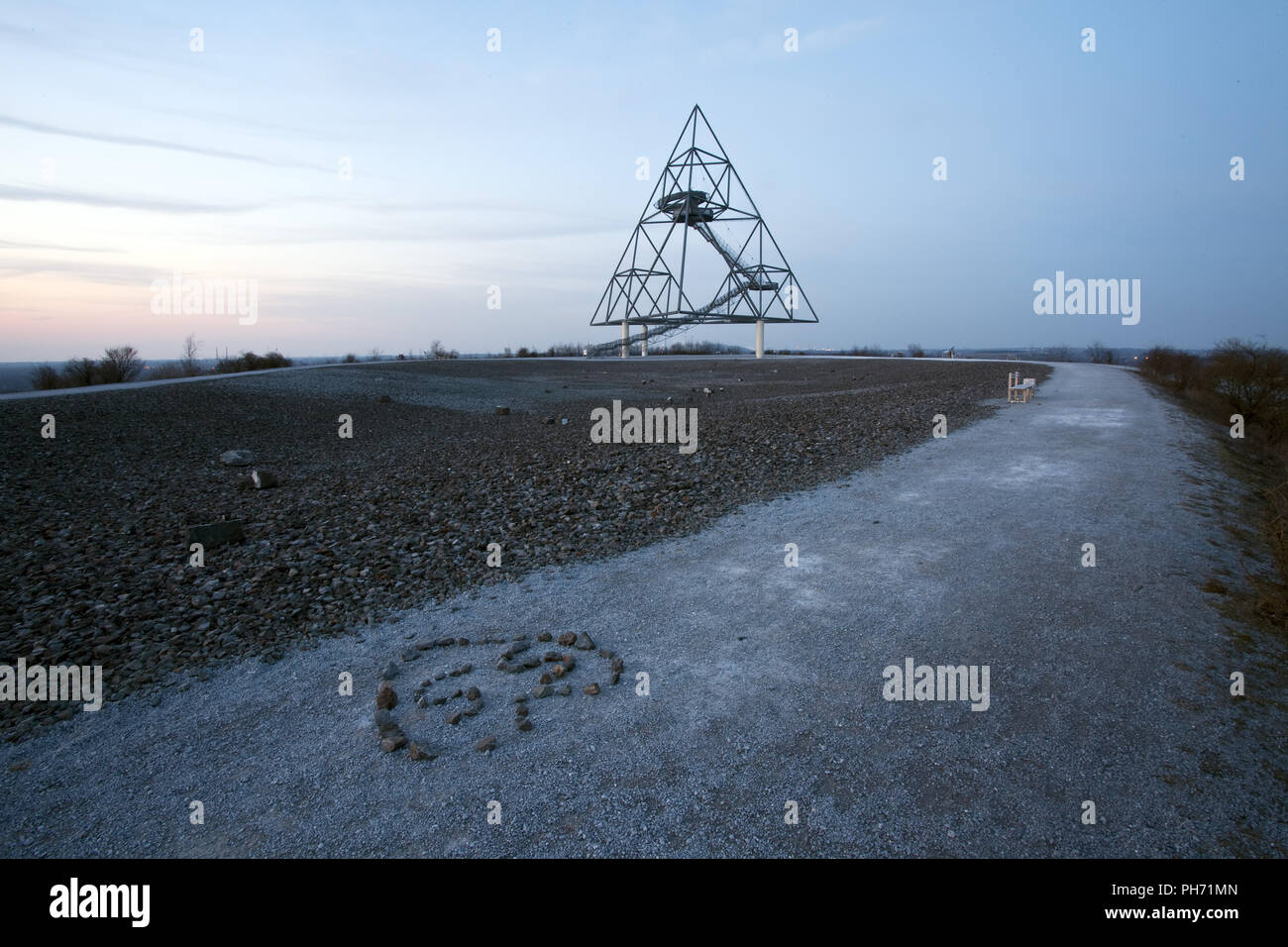 Tetraeder, ein tetraeder als Kunstwerk in Bottrop. Stockfoto