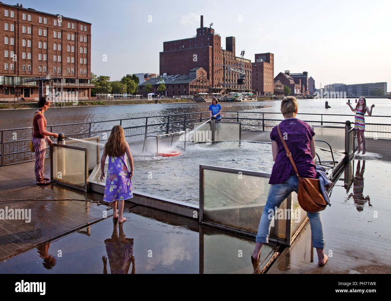 Menschen, Wasser spielen, Duisburger Innenhafen, Deutschland Stockfoto
