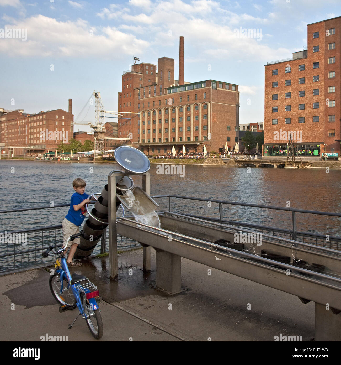 Kind, Wasser spielen, Duisburger Innenhafen, Deutschland Stockfoto