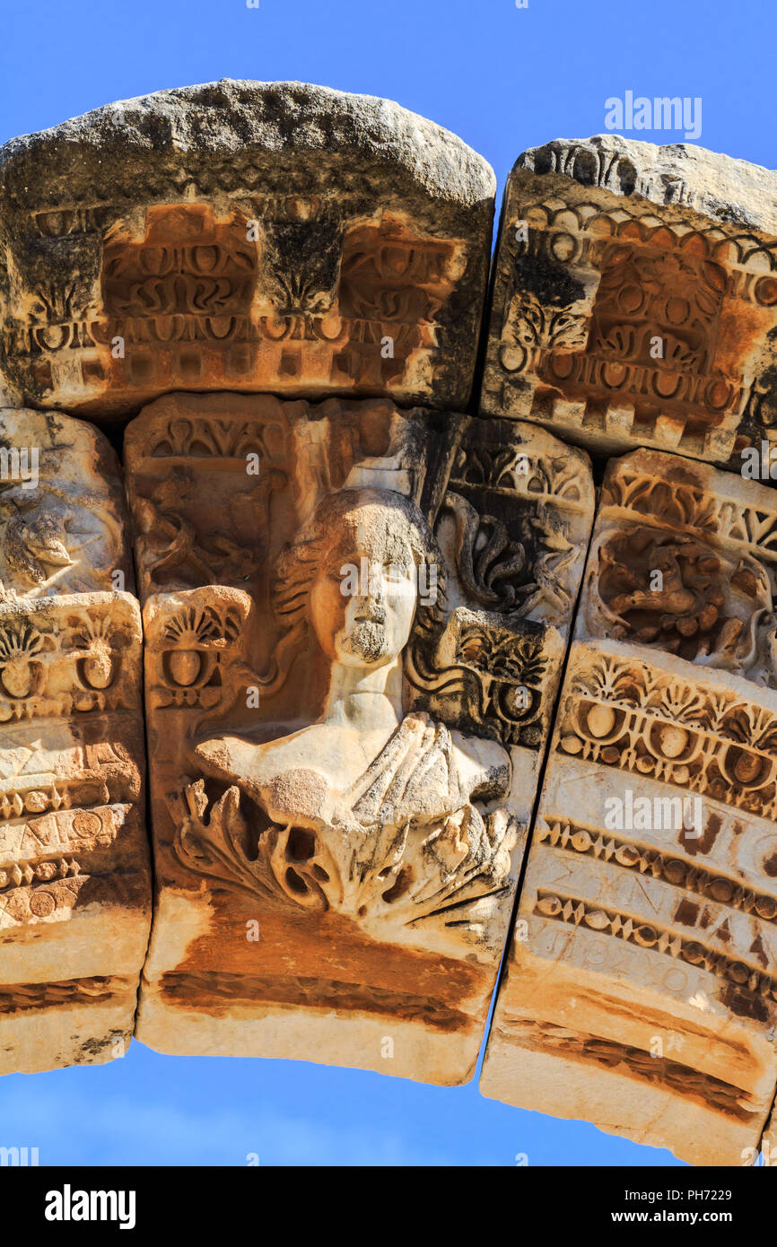 Keystone am Bogen des Tempels von hadrian Stockfoto