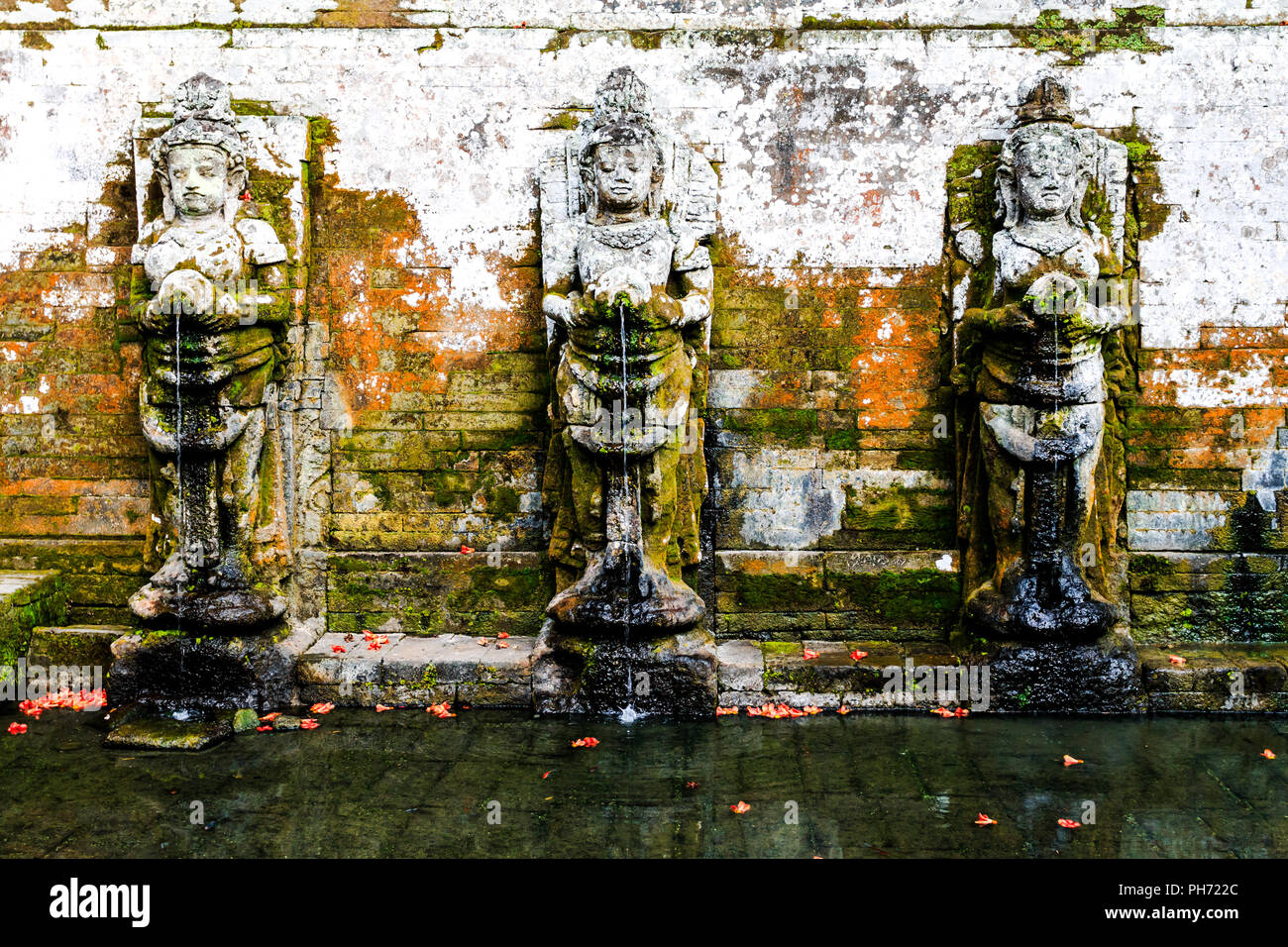 Brunnen im alten balinesischen Tempel Stockfoto