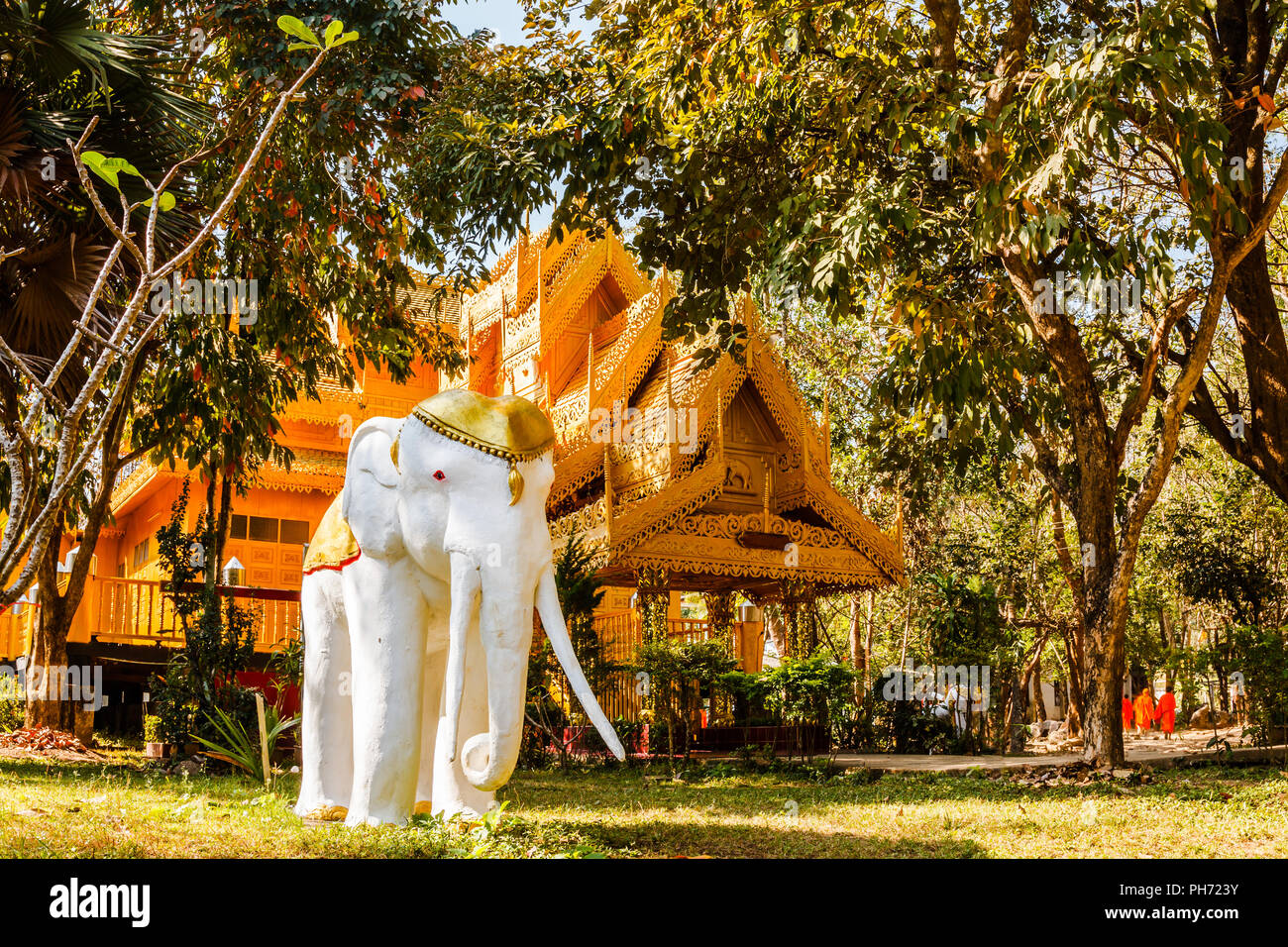 Skulptur von Elefanten und Burmesischen viharn Stockfoto