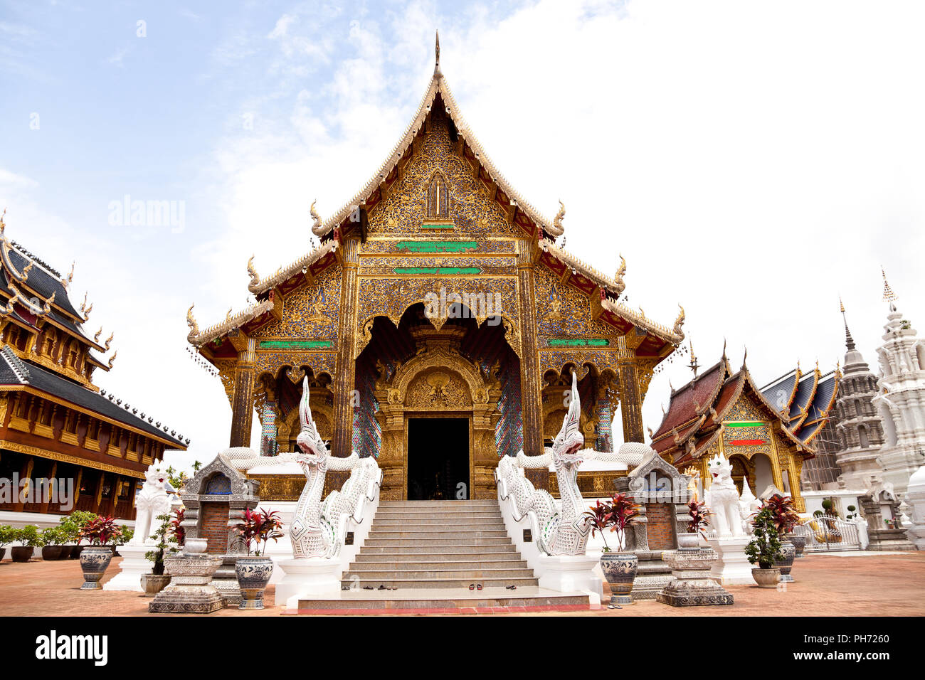 Lanna Stil buddhistischer Tempel in Thailand Stockfoto