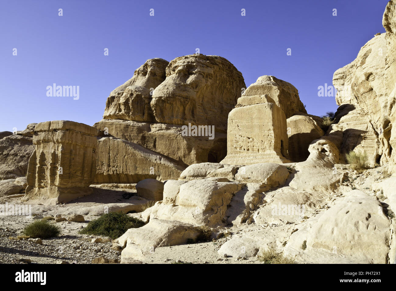 Die ersten Denkmäler auf dem Weg nach Petra Stockfoto