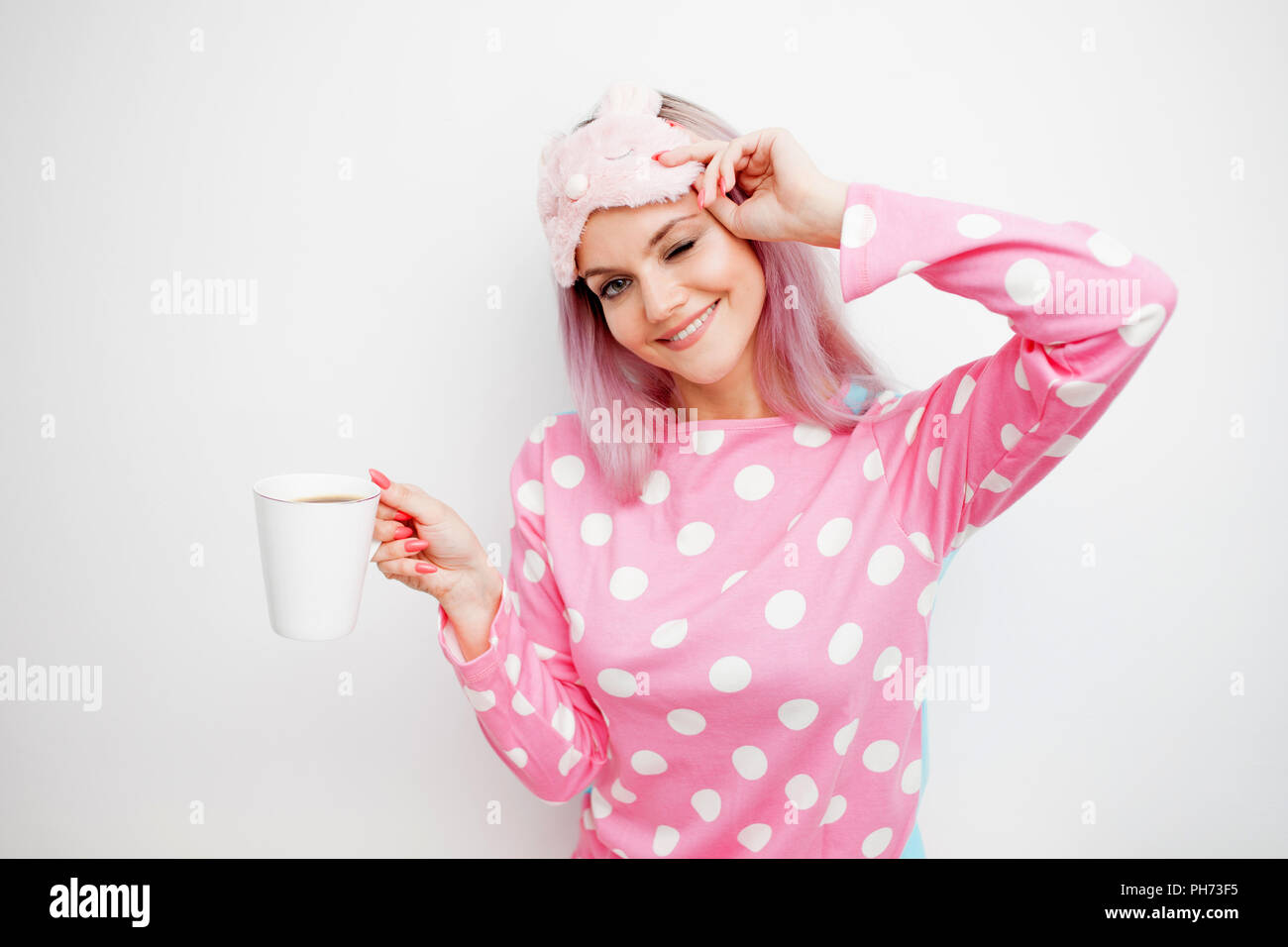 Morgen Motivation Lachelnde Junge Frau Trinkt Kaffee Am Morgen Und Glucklich Susse Madchen In Rosa Schlafanzug Und Schlaf Maske Stockfotografie Alamy