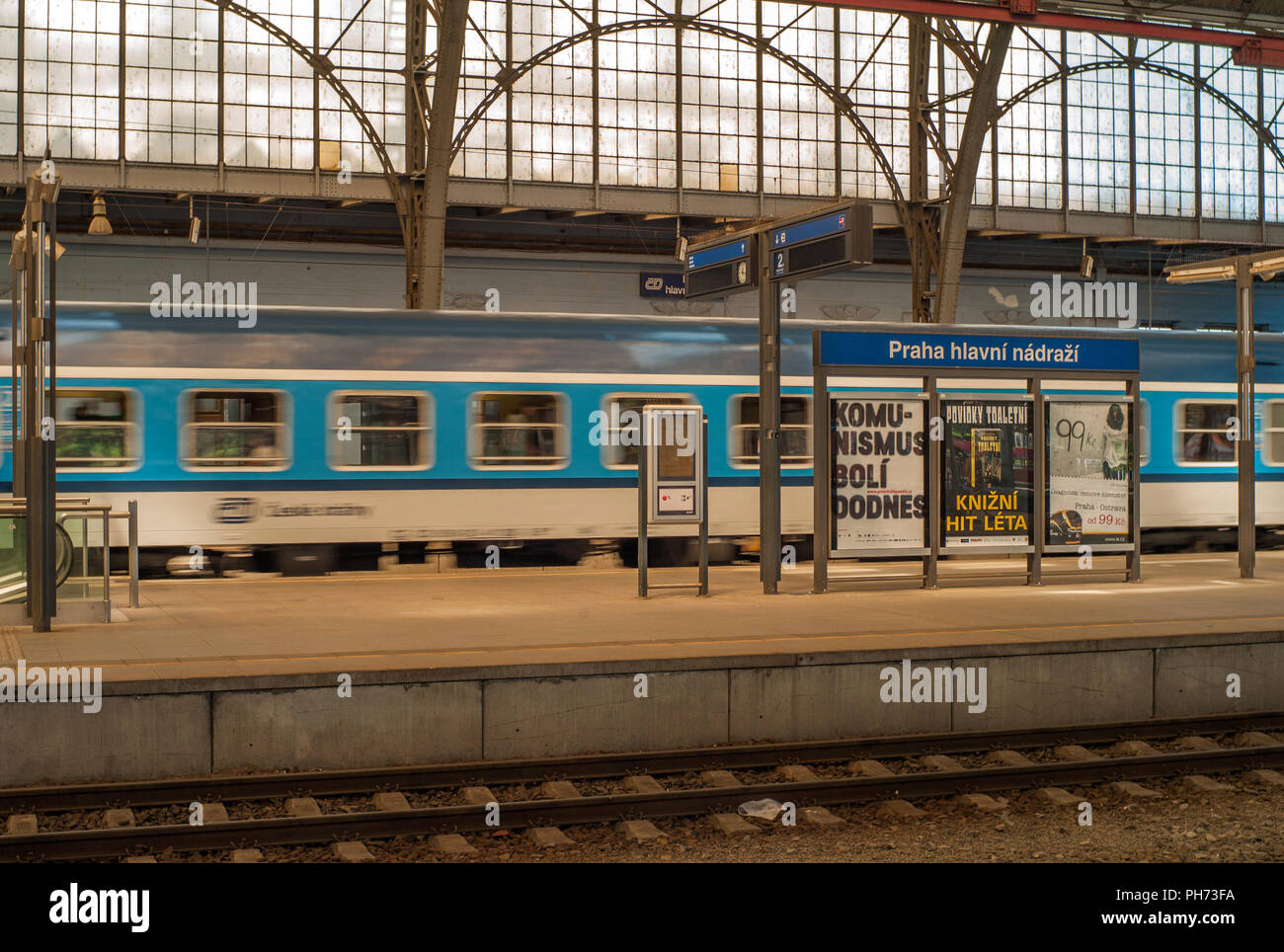 Schnellzug am Prager Hauptbahnhof Stockfoto