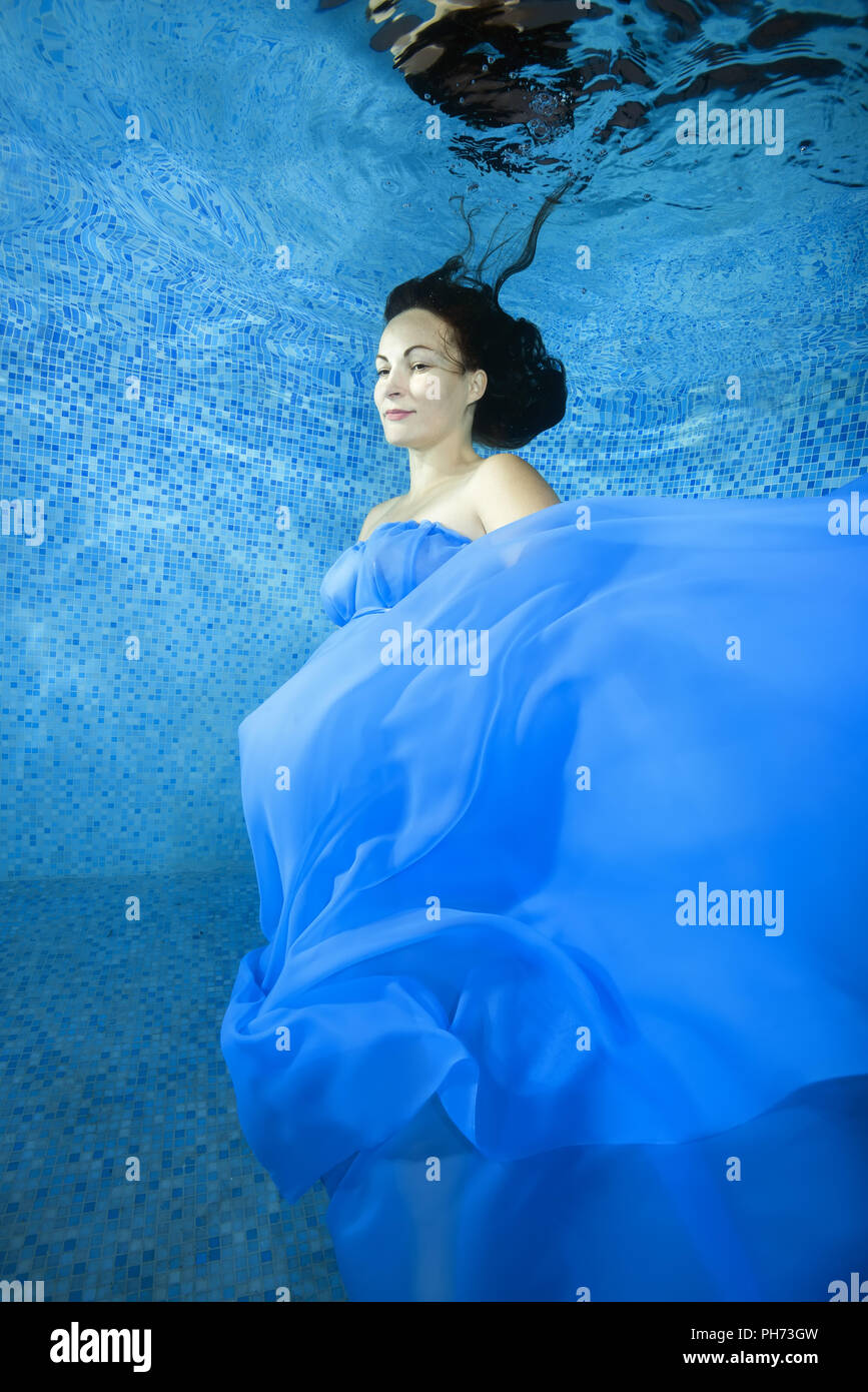 Blaues Kleid Schwangerschaft
 Atlanta 2021
