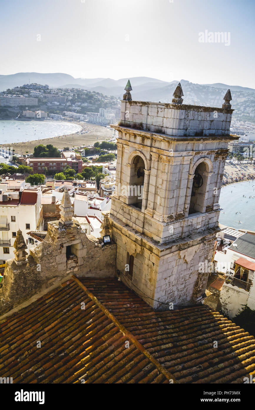 Glockenturm, peñíscola Dorf mit Blick auf das Schloss von Papa Luna, Valencia España Stockfoto