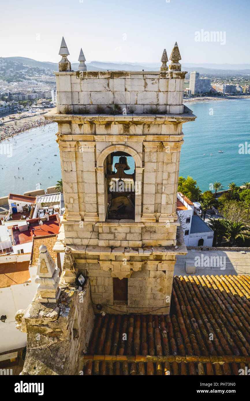 Glockenturm, peñíscola Dorf mit Blick auf das Schloss von Papa Luna, Valencia España Stockfoto