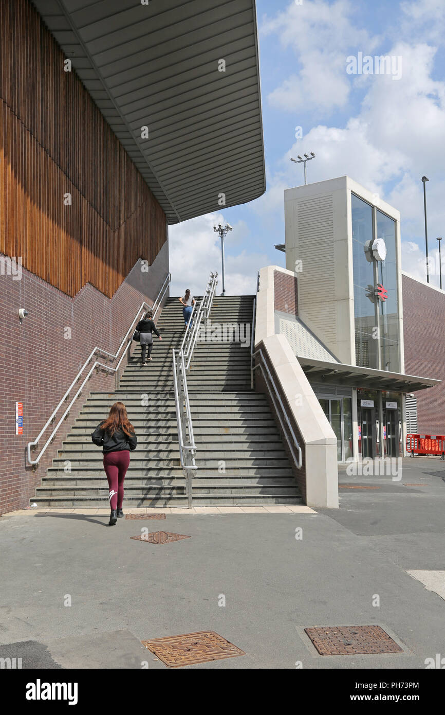 Seite Eingang der neuen Abtei Holz Bahnhof, South East London, UK. Am östlichen Ende des neuen Crossrail. Zeigt die Schritte und einen Aufzug. Stockfoto