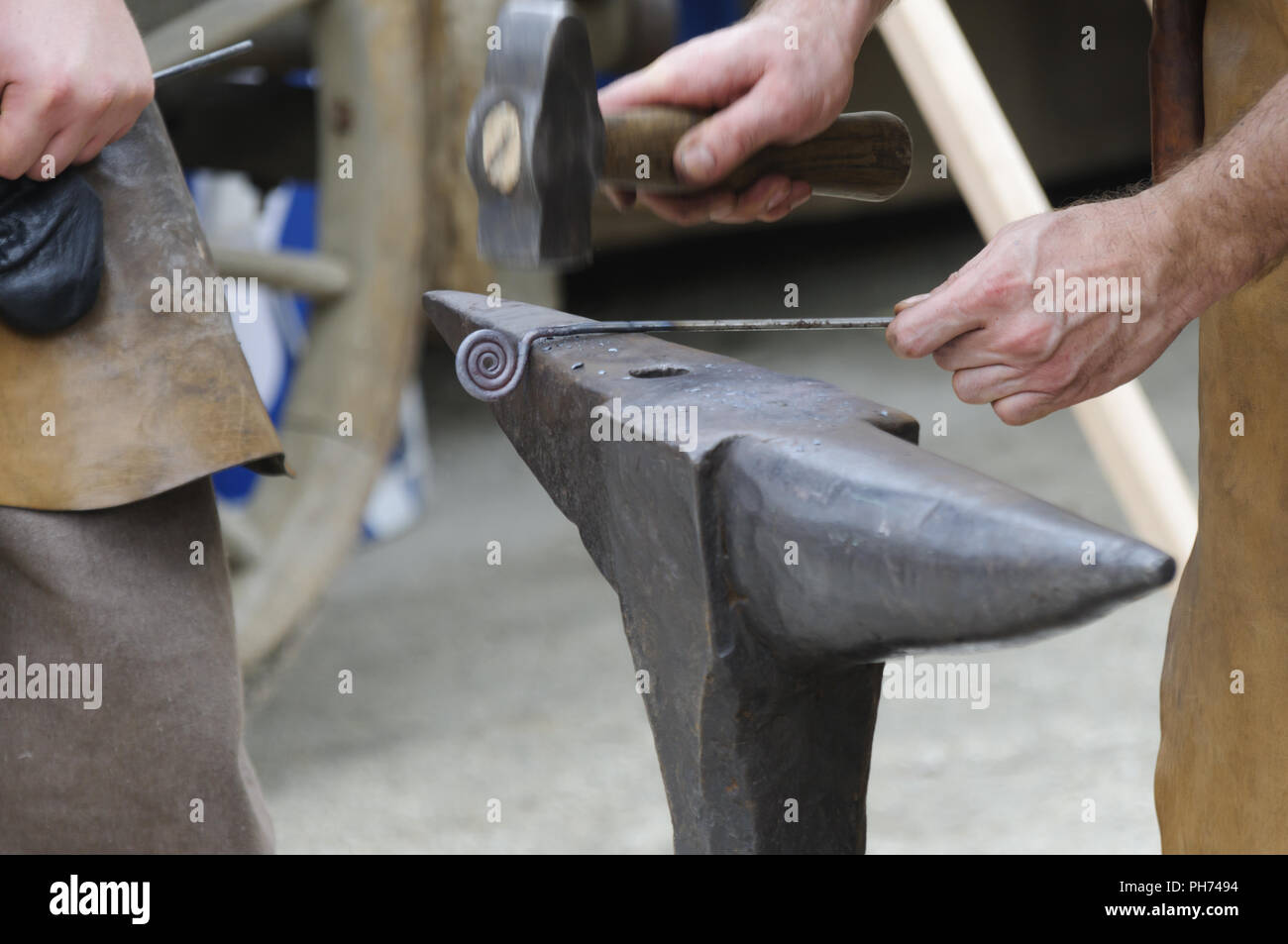 Altes Handwerk, Schmied bei der Arbeit. Stockfoto