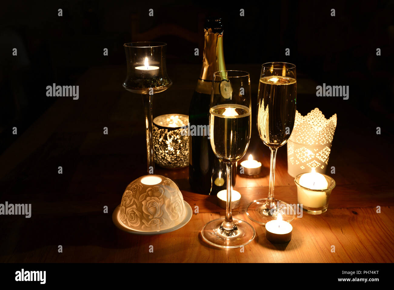 Candle light dinner -Fotos und -Bildmaterial in hoher Auflösung – Alamy