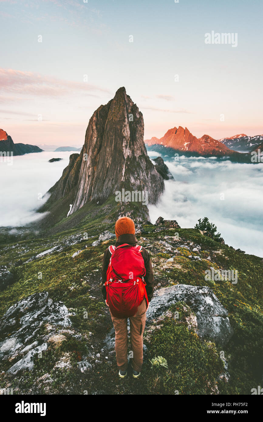 Abenteuerliche Frau Sonnenuntergang Segla Bergwandern solo unterwegs Outdoor in Norwegen aktiv Urlaub Wandern gesunder Lebensstil Stockfoto