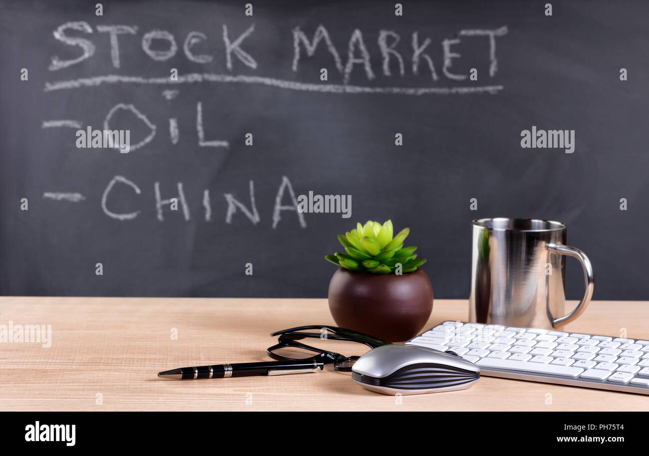 Studium der Finanzmärkte mit blackboard im Hintergrund Stockfoto