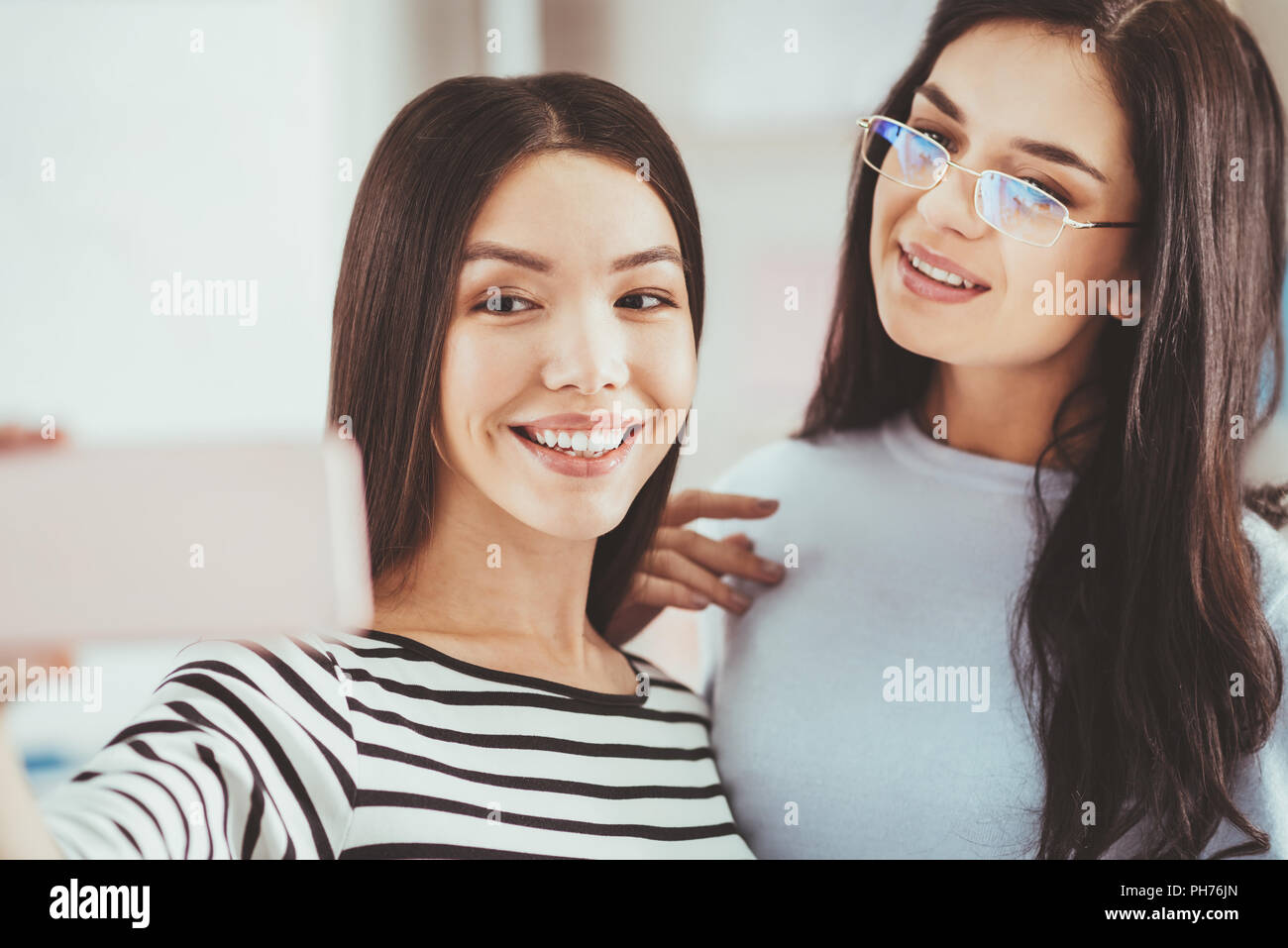Frauen Die Ständig Selfies Posten Networking students -Fotos und -Bildmaterial in hoher Auflösung – Alamy