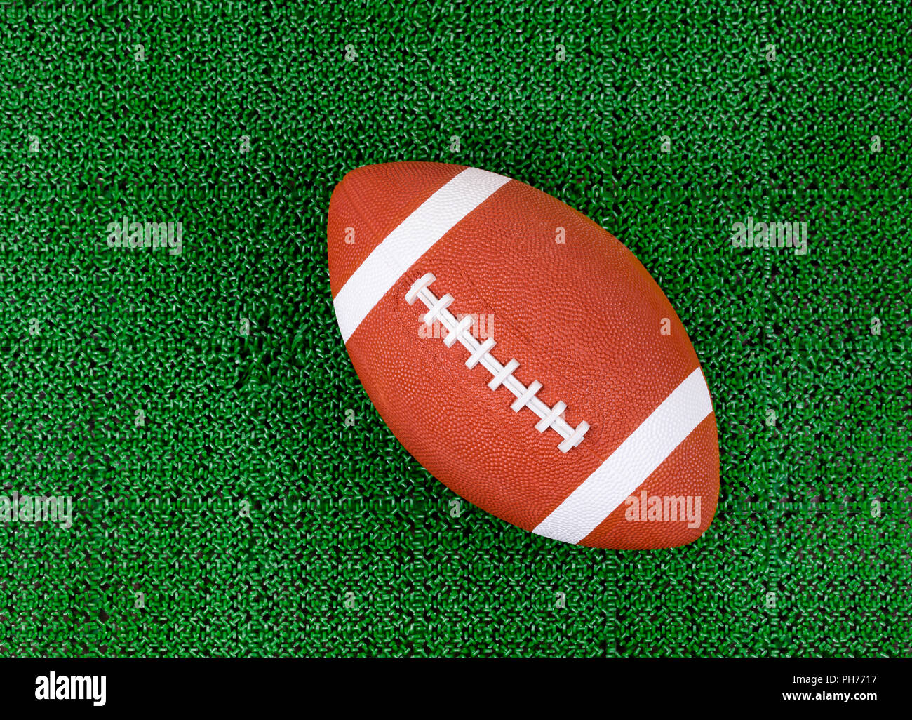 American Football auf künstlichen grünen Grasnabe Feld Stockfoto