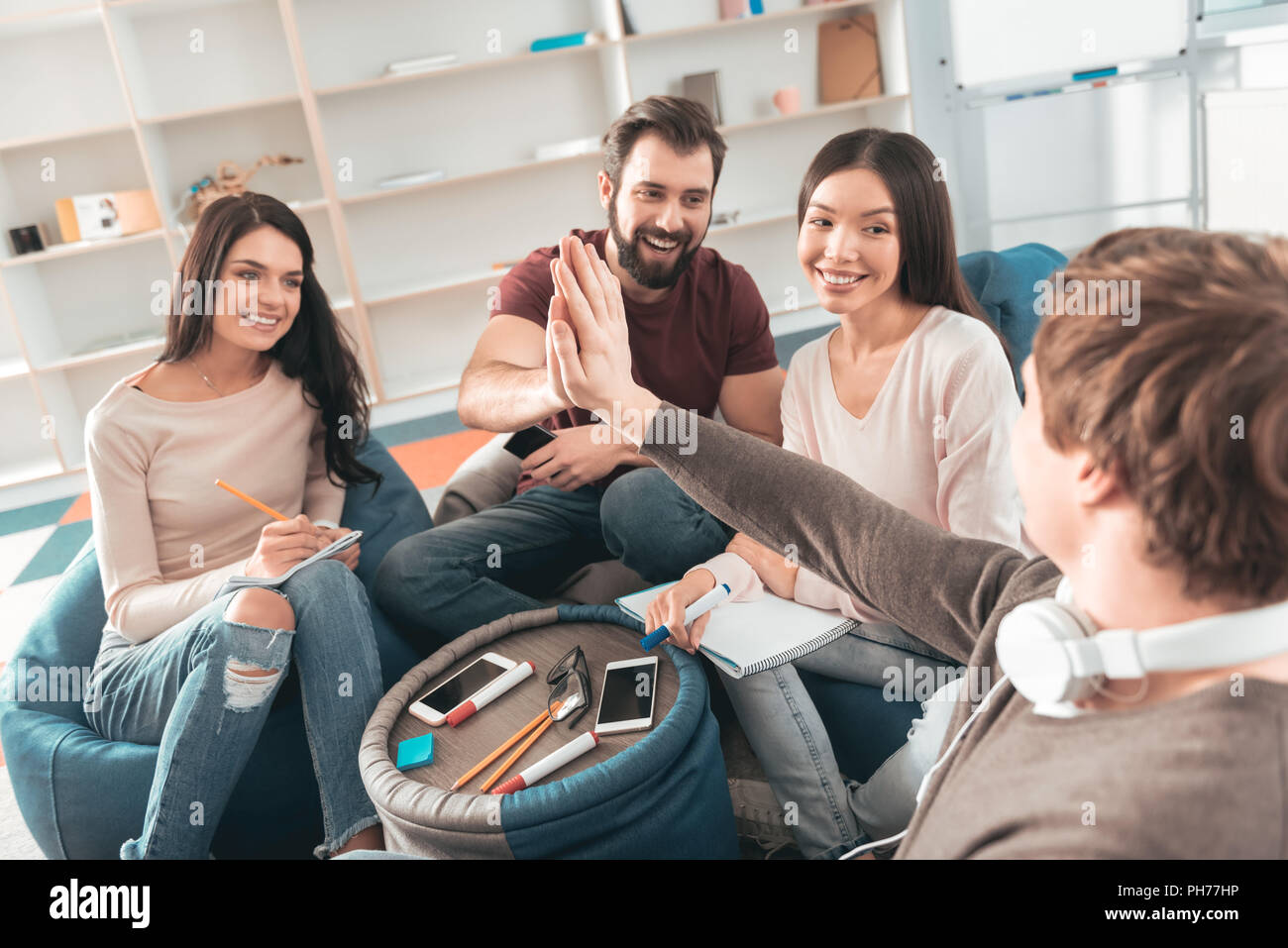 Freudige junge Männer gegenseitig hoch fünf Stockfoto