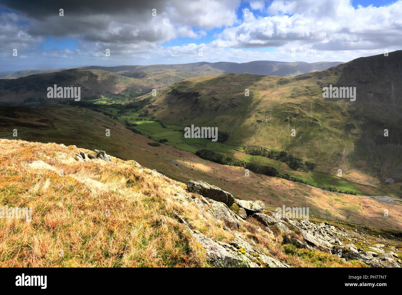 Blick durch das Tal über grisedale Patterdale, Ullswater Lake, Lake District National Park, Cumbria, England, Großbritannien Stockfoto