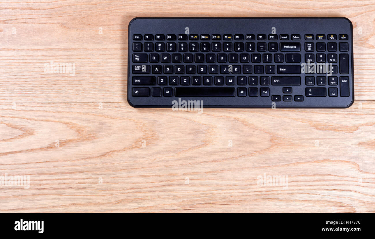Sauber und organisiert Rote eiche Desktop mit modernen drahtlosen Tastatur Stockfoto