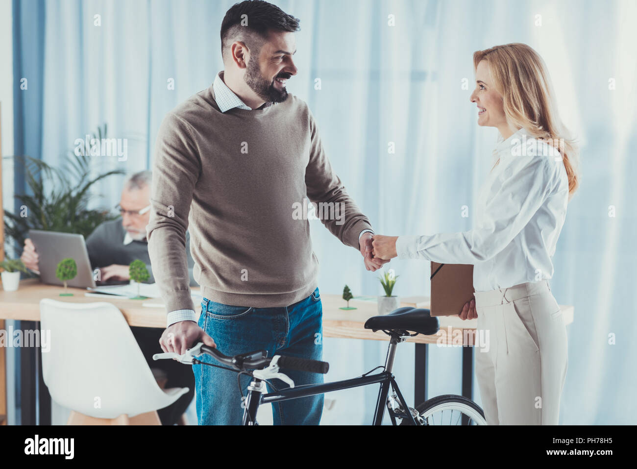 Gemütlich zwei Kollegen begrüßen Stockfoto