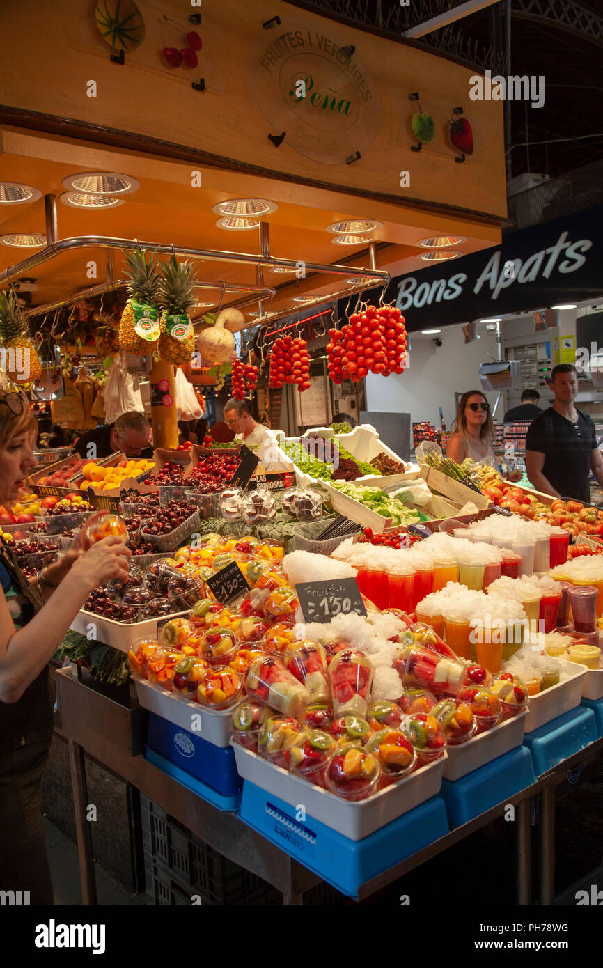 Obst, Gemüse und Säfte Stall in St. Josep Markt La Boqueria auf der Rambla in Barcelona, Spanien Stockfoto