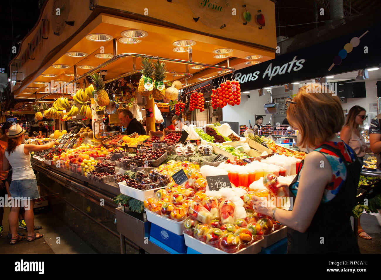Obst, Gemüse und Säfte Stall in St. Josep Markt La Boqueria auf der Rambla in Barcelona, Spanien Stockfoto