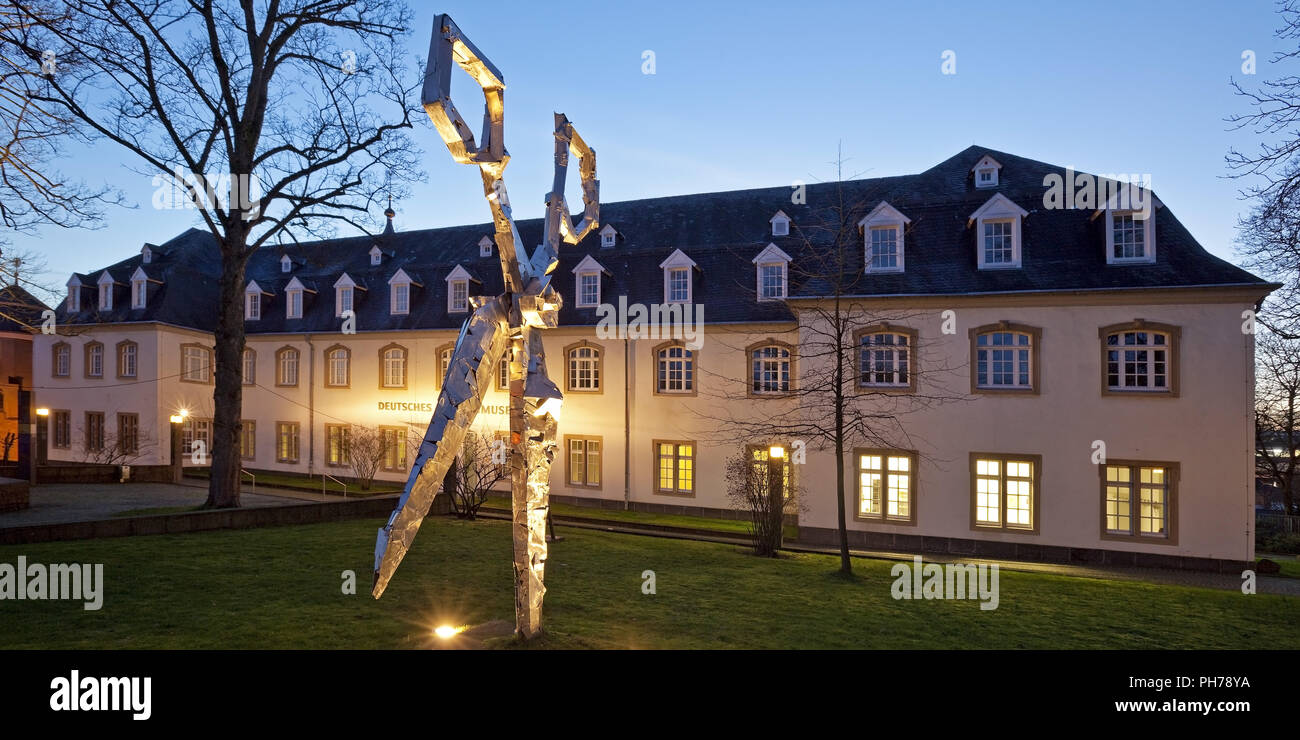 Schere Skulptur Vor Der Deutschen Klingenmuseum Solingen Deutschland schere-skulptur-vor-der-deutschen-klingenmuseum-solingen-deutschland