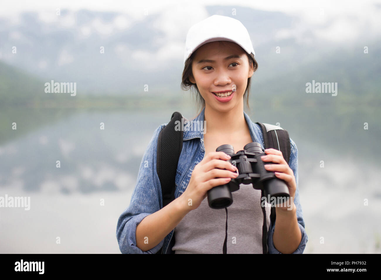 Thai Abenteuer Mädchen glücklich mit ihr Vogelbeobachtung Mit dem Fernglas Stockfoto