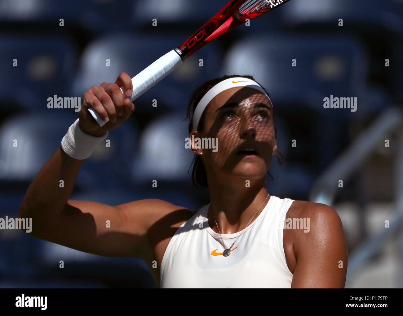 Flushing Meadows, New York - 30. August 2018: US Open Tennis: Caroline Garcia von Frankreich bereitet während ihrer zweiten Runde Sieg über Monica Puig de Puerto Rico bei den US Open in Flushing Meadows, New York zu dienen. Quelle: Adam Stoltman/Alamy leben Nachrichten Stockfoto