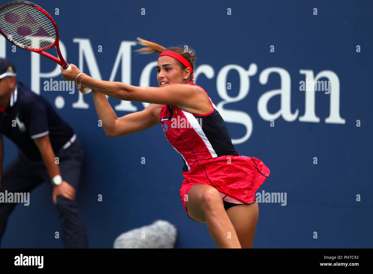 Flushing Meadows, New York - 30. August 2018: US Open Tennis: Monica Puig de Puerto Rico liefert einen Schuß zu Caroline Garcia von Frankreich während der zweiten Runde Sieg bei den US Open in Flushing Meadows, New York. Garcia gewann das Match in drei Sätzen in der dritten Runde der Credit: Adam Stoltman/Alamy leben Nachrichten Stockfoto