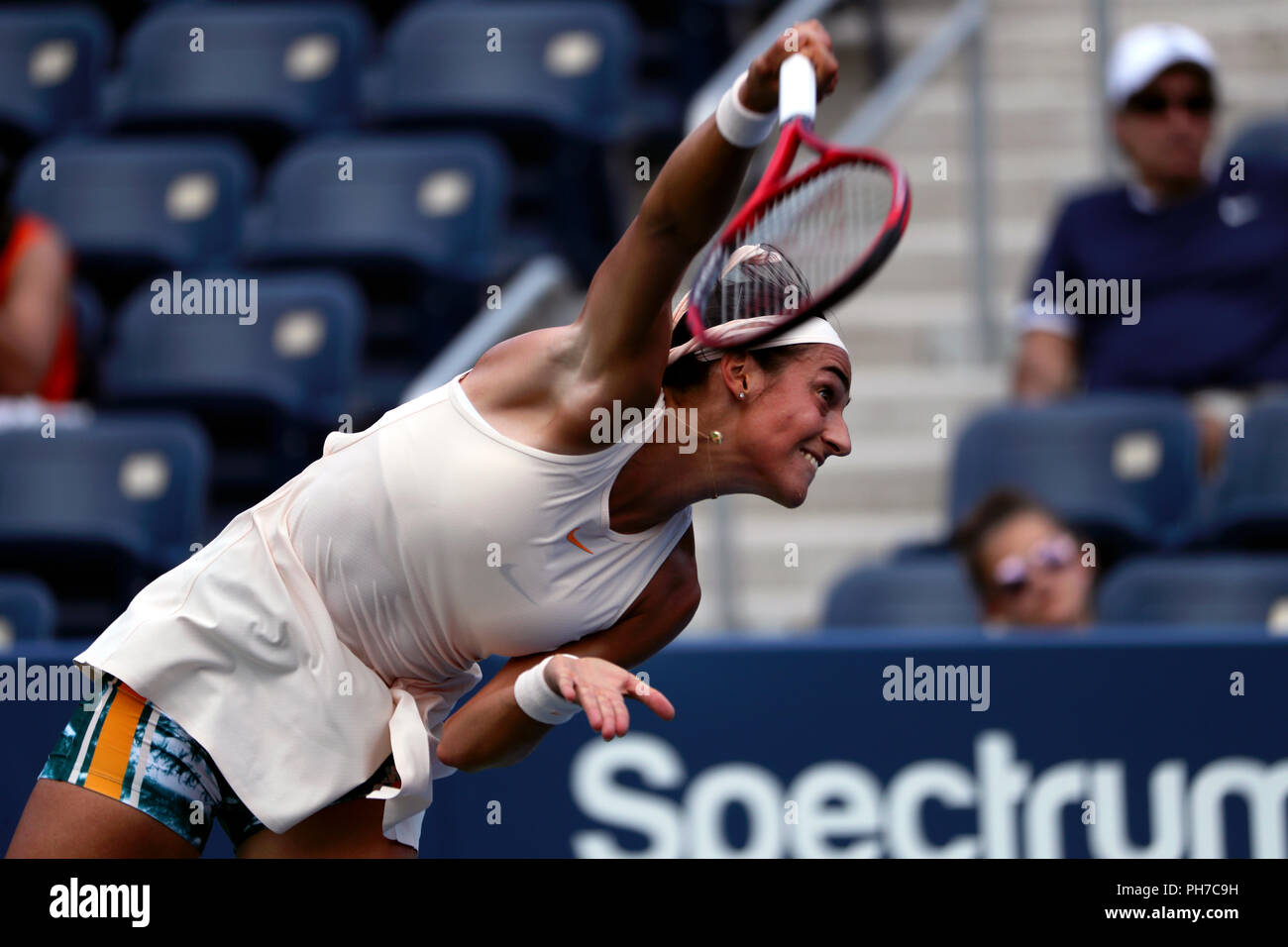 Flushing Meadows, New York - 30. August 2018: US Open Tennis: Caroline Garcia von Frankreich während ihrer zweiten Runde Sieg über Monica Puig de Puerto Rico bei den US Open in Flushing Meadows, New York. Quelle: Adam Stoltman/Alamy leben Nachrichten Stockfoto