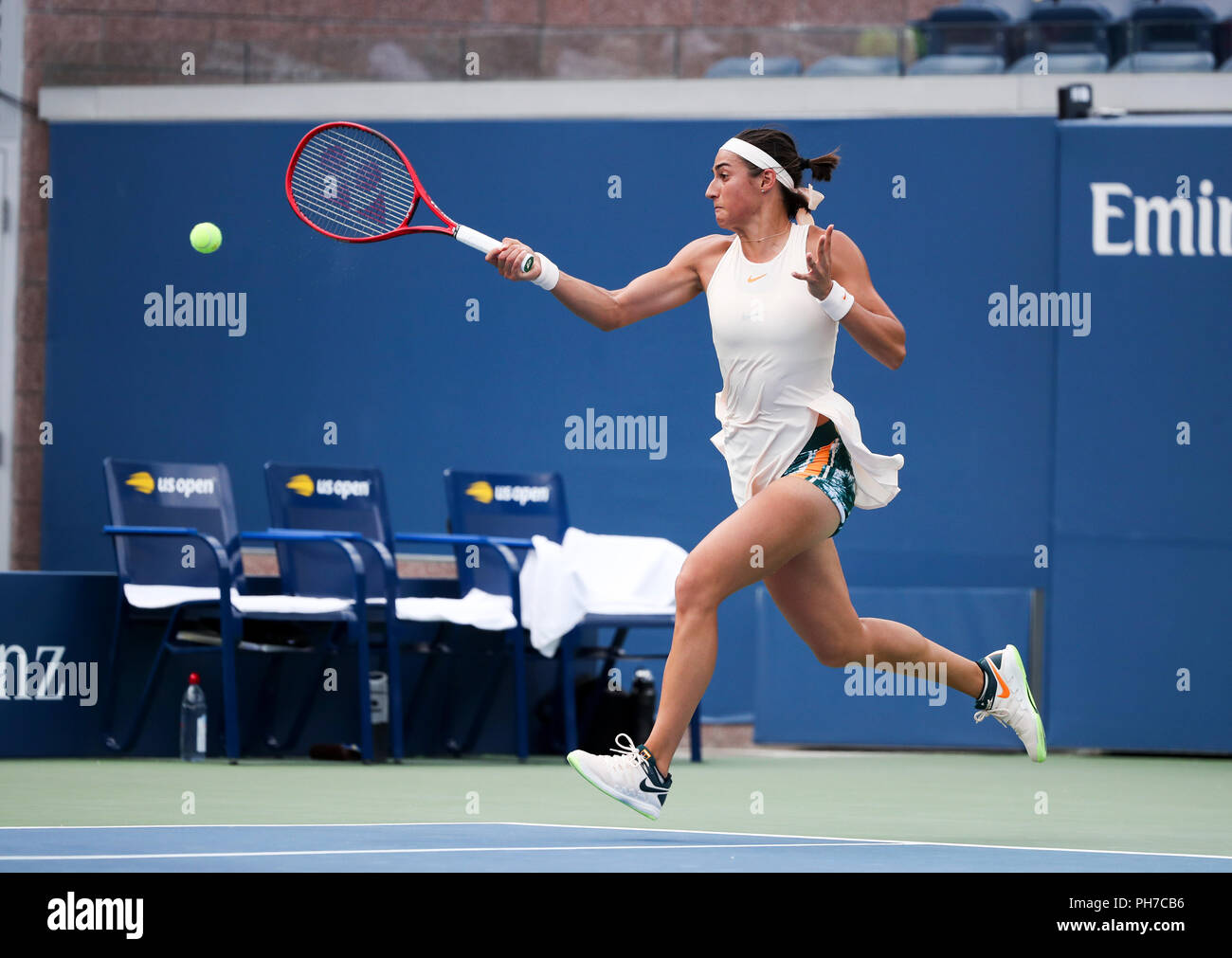 New York, USA. 30 Aug, 2018. Caroline Garcia von Frankreich schlägt eine Rückkehr während der Frauen singles zweite Runde gegen Monica Puig de Puerto Rico in die 2018 US Open Tennis Championships in New York, USA, Nov. 30, 2018. Garcia gewann 2-1. Credit: Wang Ying/Xinhua/Alamy leben Nachrichten Stockfoto