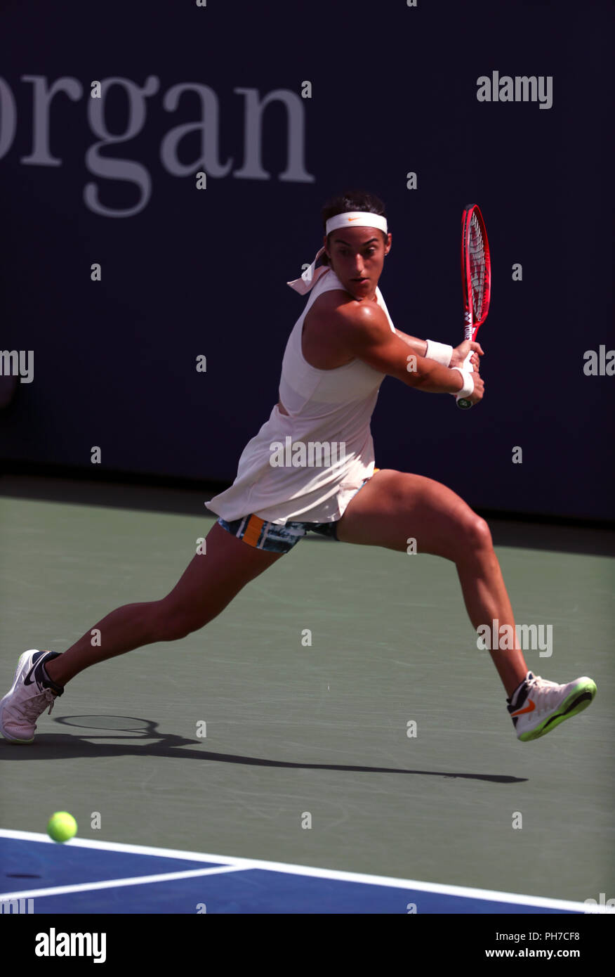 Flushing Meadows, New York - 30. August 2018: US Open Tennis: Caroline Garcia von Frankreich während ihrer zweiten Runde Sieg über Monica Puig de Puerto Rico bei den US Open in Flushing Meadows, New York. Quelle: Adam Stoltman/Alamy leben Nachrichten Stockfoto