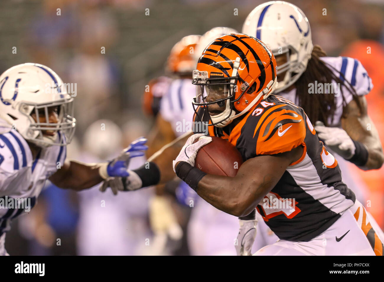 Cincinnati, Ohio, USA. 30. August 2018: Cincinnati Bengals kicker Jon Braun (3) eilt der Ball in einem Spiel zwischen den Indianapolis Colts und den Cincinnati Bengals an Paul Brown Stadium in Cincinnati, OH. Adam Lacy/CSM Credit: Cal Sport Media/Alamy leben Nachrichten Stockfoto