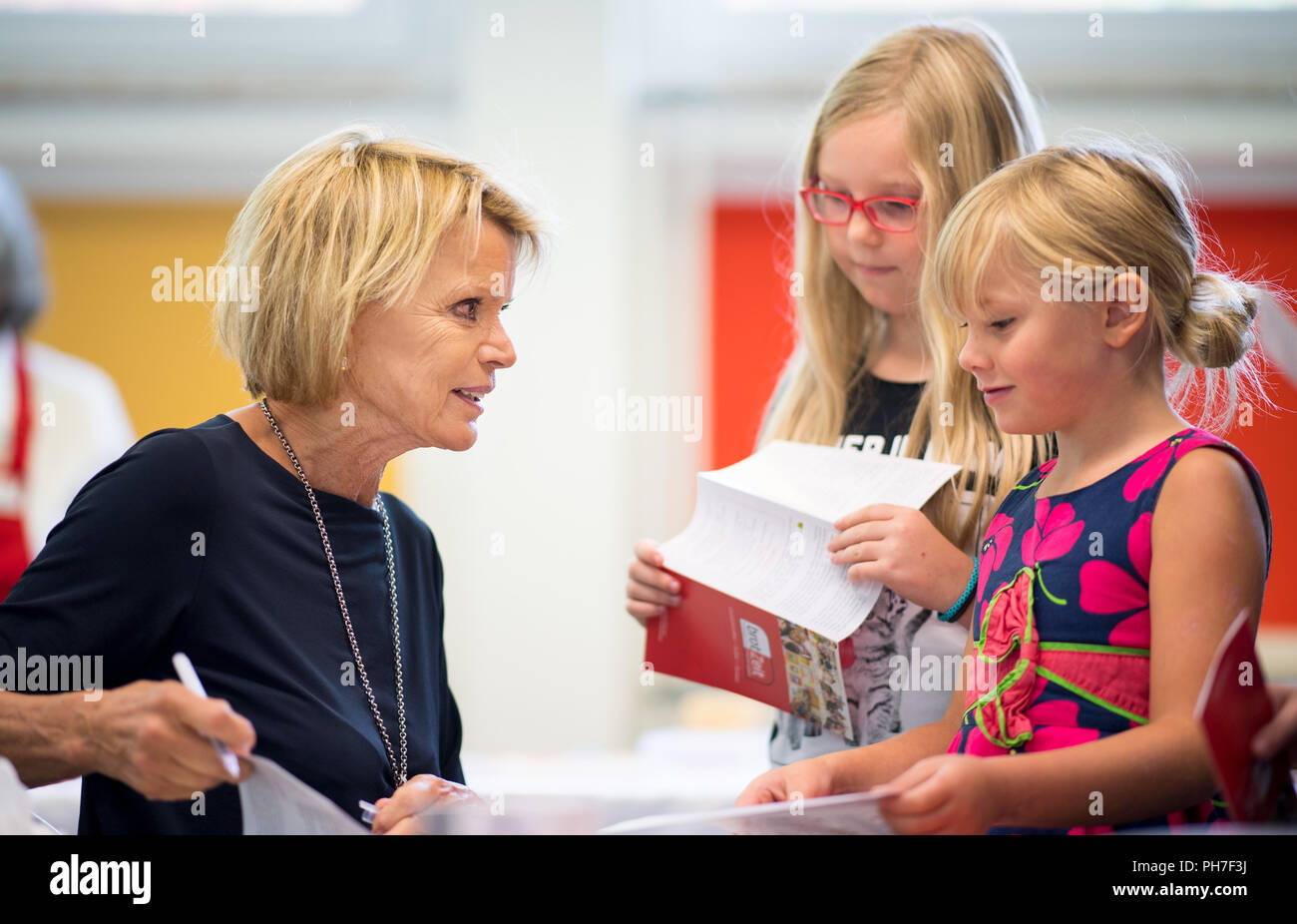 Pirna, Deutschland. 31 Aug, 2018. 31.08.2018, Sachsen, Pirna: Schauspielerin Uschi Glas, Mitbegründer des Vereins brotZeit e.V., verteilt Autogramme die Grundschüler nach dem kostenlosen Frühstück. Die Schule im Stadtteil Sonnenstein Pirna ist einer der Ersten in der geförderten Region Dresden in Zusammenarbeit mit dem Verband zu geben. Credit: Monika Skolimowska/dpa-Zentralbild/dpa/Alamy leben Nachrichten Stockfoto