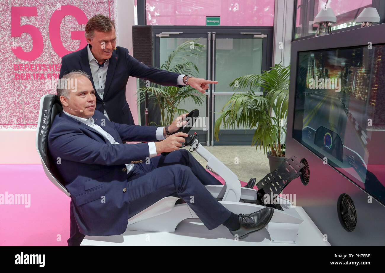 Berlin, Deutschland. 31 Aug, 2018. Dirk Wössner (vorne), Mitglied des Vorstands und Leiter der Deutschland bei der Deutschen Telekom, und Michael Hagspihl, Geschäftsführer Private Kunden, welche für den neuen 5G-Mobilfunknetz auf der IFA Elektronik Messe. Credit: Jens Büttner/dpa-Zentralbild/dpa/Alamy leben Nachrichten Stockfoto