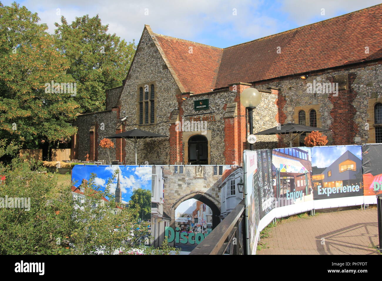 21. August 2018, Großbritannien, Salisbury: Hindernisse stehen vor einem Pub in dem kleinen südlichen englischen Stadt Salisbury, der den Opfern besucht am Tag der Ermordung (4. März 2018). Ein halbes Jahr nach dem Giftanschlag auf ehemaligen ex-spy Sergei Skripal und seine Tochter Julia, Hindernisse noch sichtbar sind. (Auf kripal des dpa-Fall: Wie ein Attentat wurde eine diplomatische Krise" vom 31.08.2018) Foto: Silvia Kusidlo/dpa Stockfoto