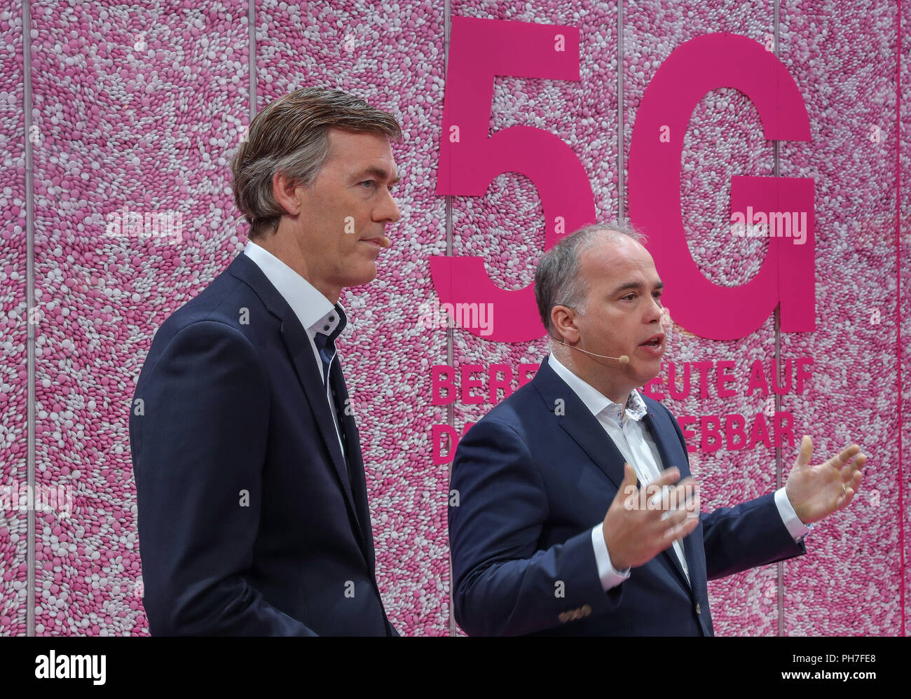 Berlin, Deutschland. 31 Aug, 2018. Dirk Wössner (r), Mitglied des Vorstands und Leiter der Deutschland bei der Deutschen Telekom, und Michael Hagspihl, Geschäftsführer Private Kunden, welche für den neuen 5G-Mobilfunknetz auf der IFA Elektronik Messe. Credit: Jens Büttner/dpa-Zentralbild/dpa/Alamy leben Nachrichten Stockfoto