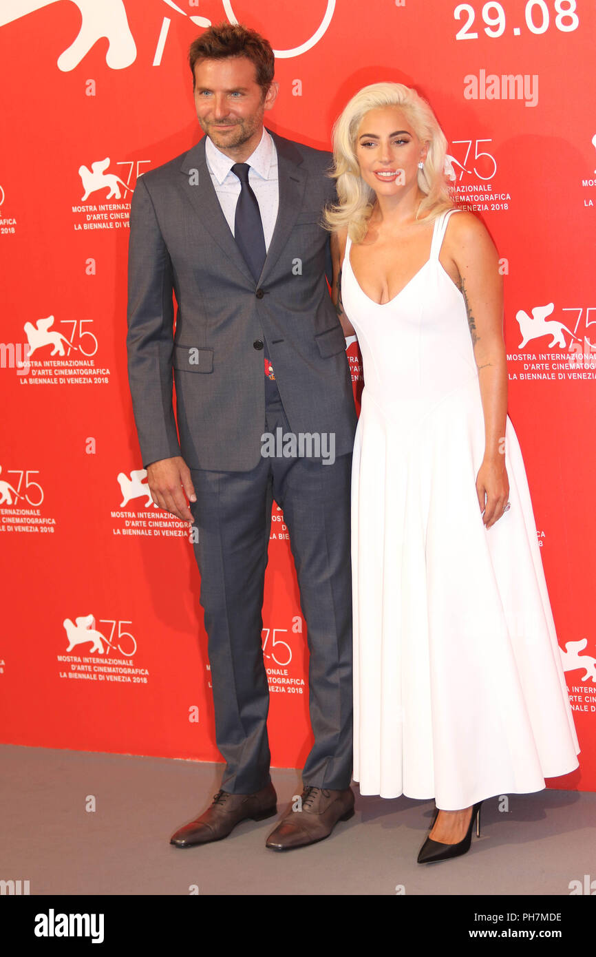 Venedig, Italien, Lido di Venezia, 31. August 2018: Lady Gaga und Bradley Cooper bei dem Fotoshooting der Film 'ein Stern ist geboren". 75. Internationalen Filmfestival von Venedig. Foto © ottavia Da Re/Sintesi/Alamy leben Nachrichten Stockfoto Venedig, Italien, Lido di Venezia, 31. August 2018: Lady Gaga und Bradley Cooper bei dem Fotoshooting der Film 'ein Stern ist geboren". 75. Internationalen Filmfestival von Venedig. Foto © ottavia Da Re/Sintesi/Alamy leben Nachrichten Stockfoto