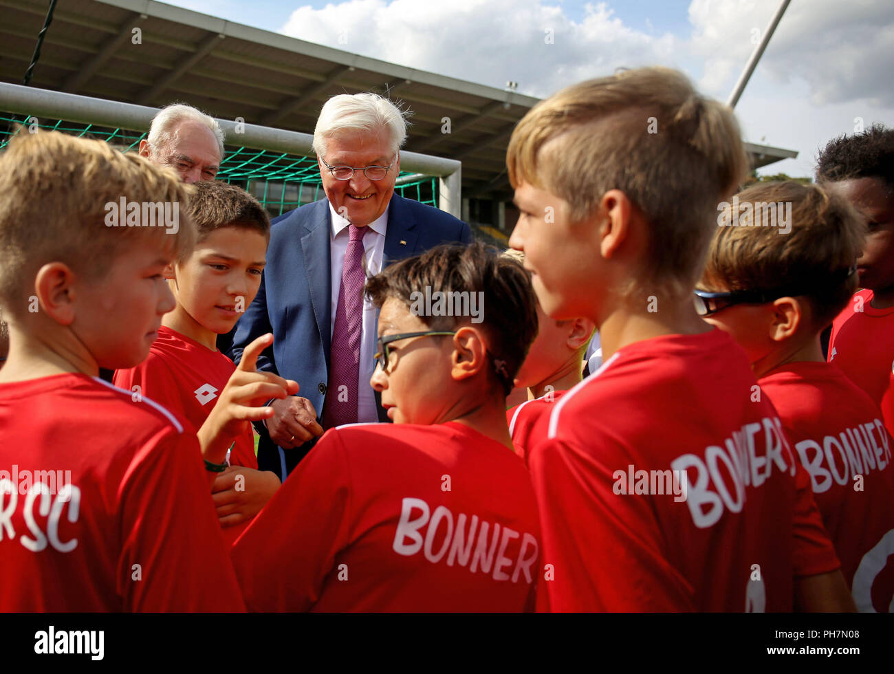 Bonn, Deutschland. 31 Aug, 2018. Bundespräsident Dr. Frank-Walter Steinmeier (C) spricht zu junge Fußballer des Bonner SC. Der Bundespräsident ist derzeit der Besetzung von seinem Büro in Bonn. Credit: Oliver Berg/dpa/Alamy leben Nachrichten Stockfoto