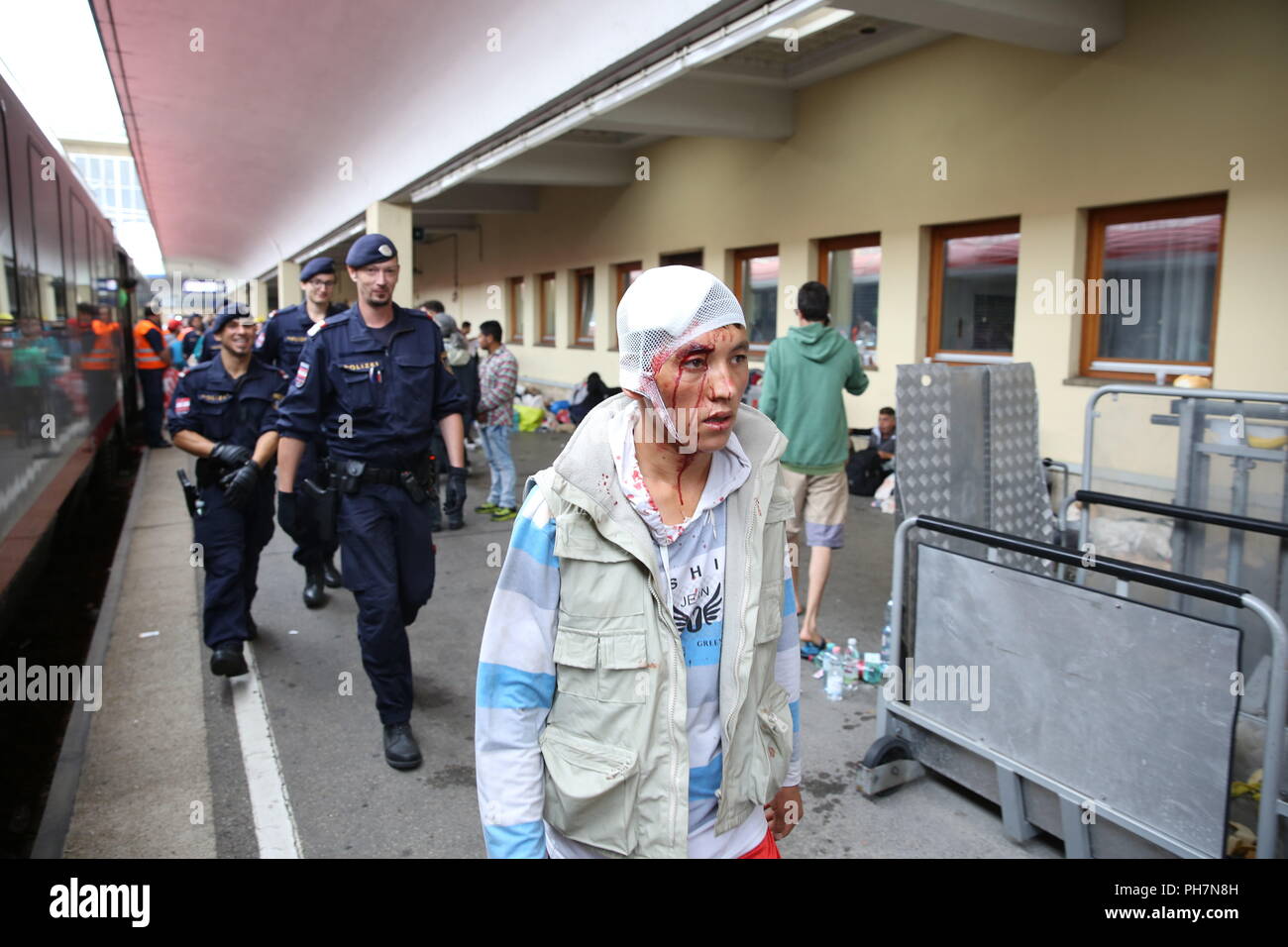 Wien, Vienna, Austria. 5. Sep 2015. Polizei gesehen, die nach einem verletzten Mann an der Wiener Hauptbahnhof Westbahnhof. Der österreichischen Militär übernahm die Kontrolle über die Verwaltung von ankommenden Fluechtlinge an der österreichisch-slowenischen Grenzübergang Spielfeld. Sie wurden von den Christlichen NGO Caritas unterstützt. Die Flüchtlinge vor allem aus Syrien, Afghanistan und im Irak waren. Credit: Stanislav Jenis/SOPA Images/ZUMA Draht/Alamy leben Nachrichten Stockfoto