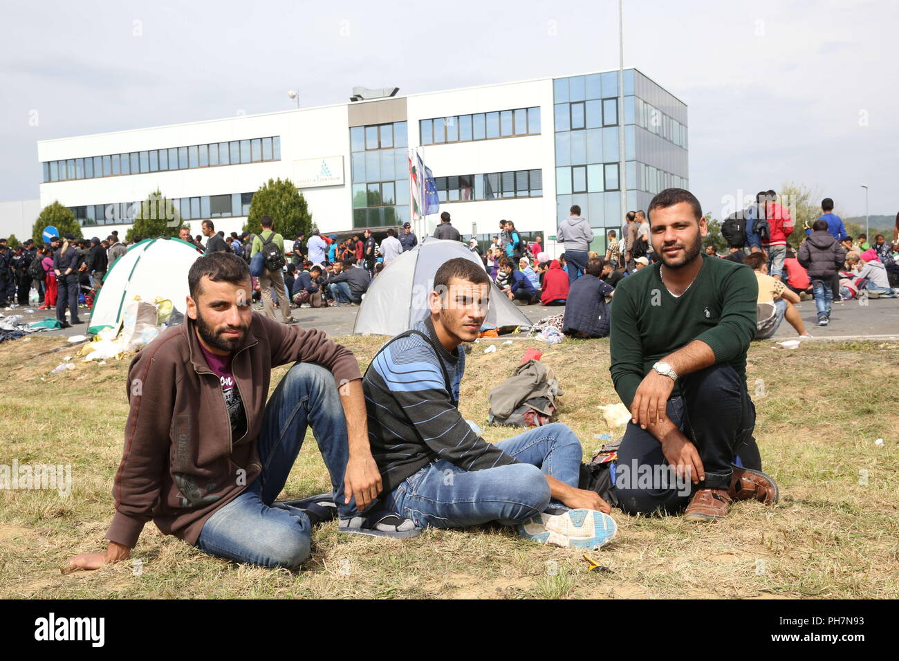 Heiligenkreuz Im Lafnitztal Burgenland Osterreich 14 Sep 15 Fluchtlinge Gesehen Auf Dem Boden Aufliegt Das Osterreichische Militar Ubernahm Die Kontrolle Uber Die Verwaltung Von Ankommenden Fluechtlinge An Der Osterreichisch Slowenischen